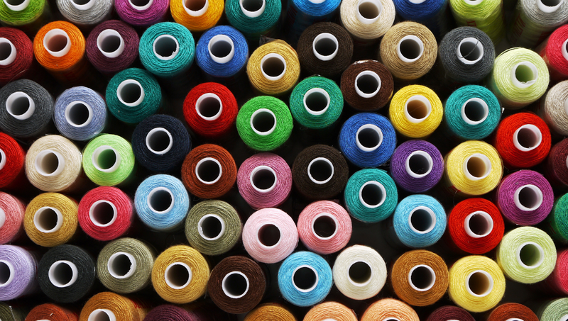 Draadkegels in tientallen kleuren naast elkaar in het atelier van Tice Nits