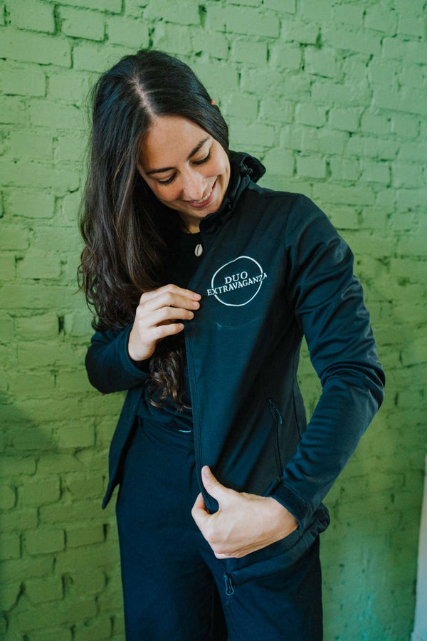 Veste softshell avec logo brodé sur la poitrine, portée