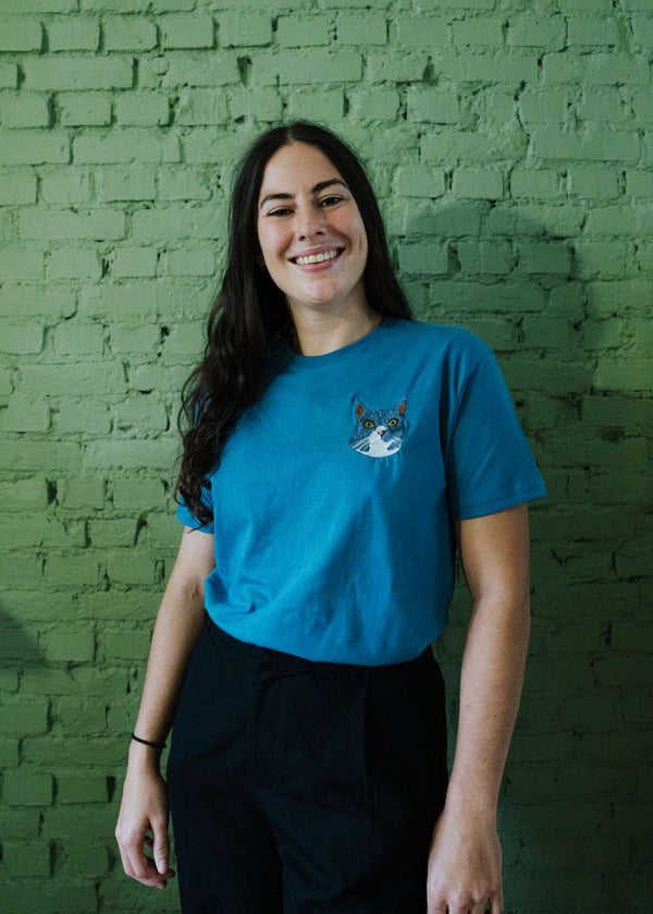 Blauw T-shirt met ingekleurde kat, gedragen