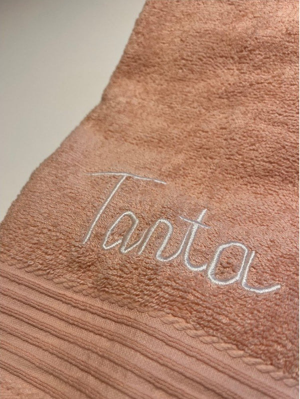 Roze handdoek met Tanta in schrijfletters