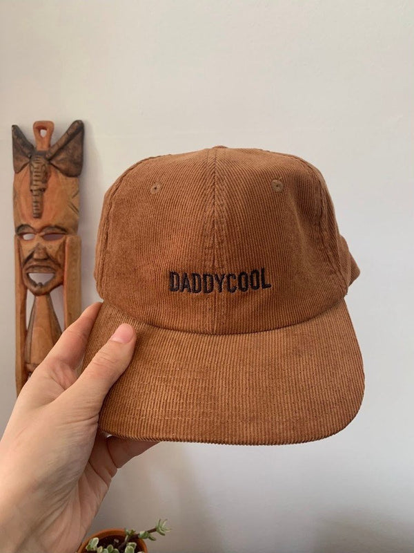 Bruine suède pet met DADDYCOOL