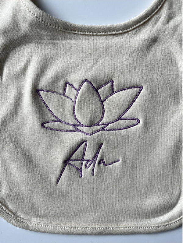 Slabbetje met lotus en de naam Ada