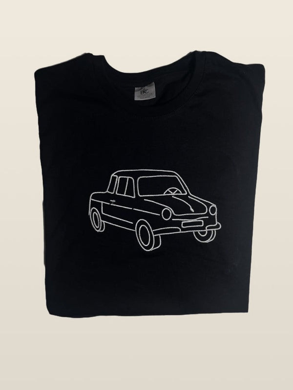 T-shirt met auto, gedragen