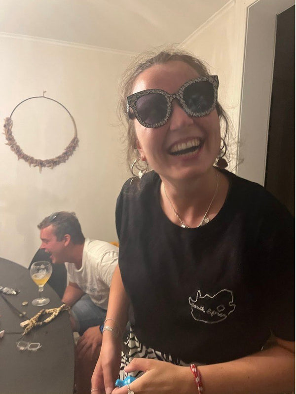 Klant in een zwart T-shirt met witte lijntekening