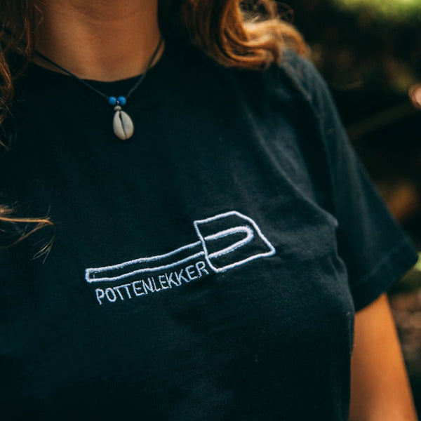 Zwart T-shirt met de geborduurde tekening pottenlekker, gedragen