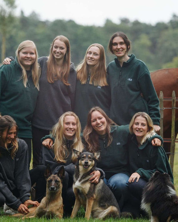 Groep met honden in bijpassende fleecetruien