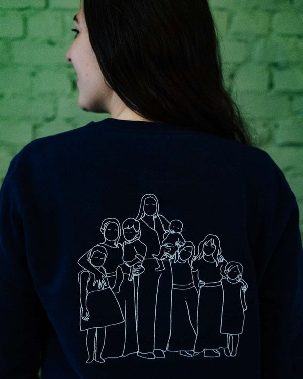 Navy sweater met grote lijntekening van een familie op de rug
