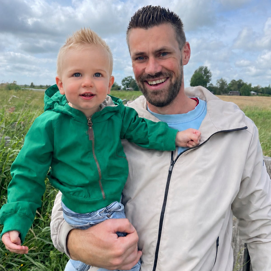 Photo d’un père avec son petit garçon dans les bras