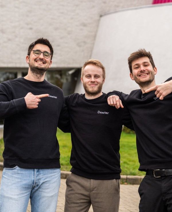Drie collega's van Dexter in sweaters met geborduurd logo