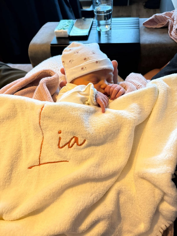 Baby onder een dekentje met de naam Lia