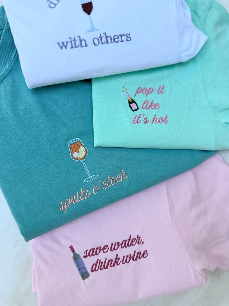 T-shirts aux couleurs pastel avec des textes brodés amusants