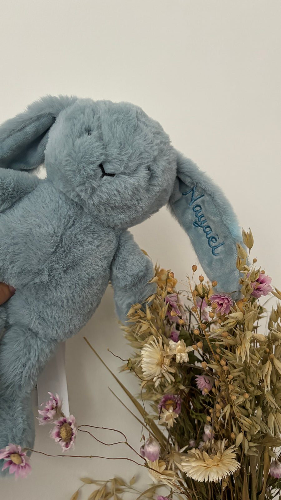 Blauwe knuffel met de geborduurde naam van een kindje