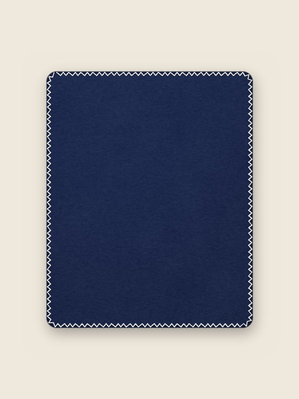 Luxe fleecedeken in de kleur Navy & wit, nog zonder borduring
