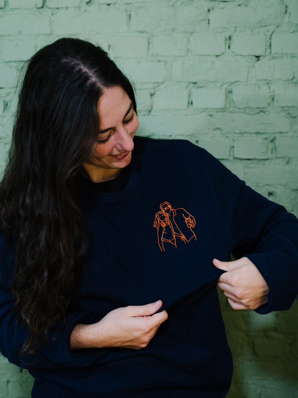 Navy sweater met geborduurde lijntekening, gedragen