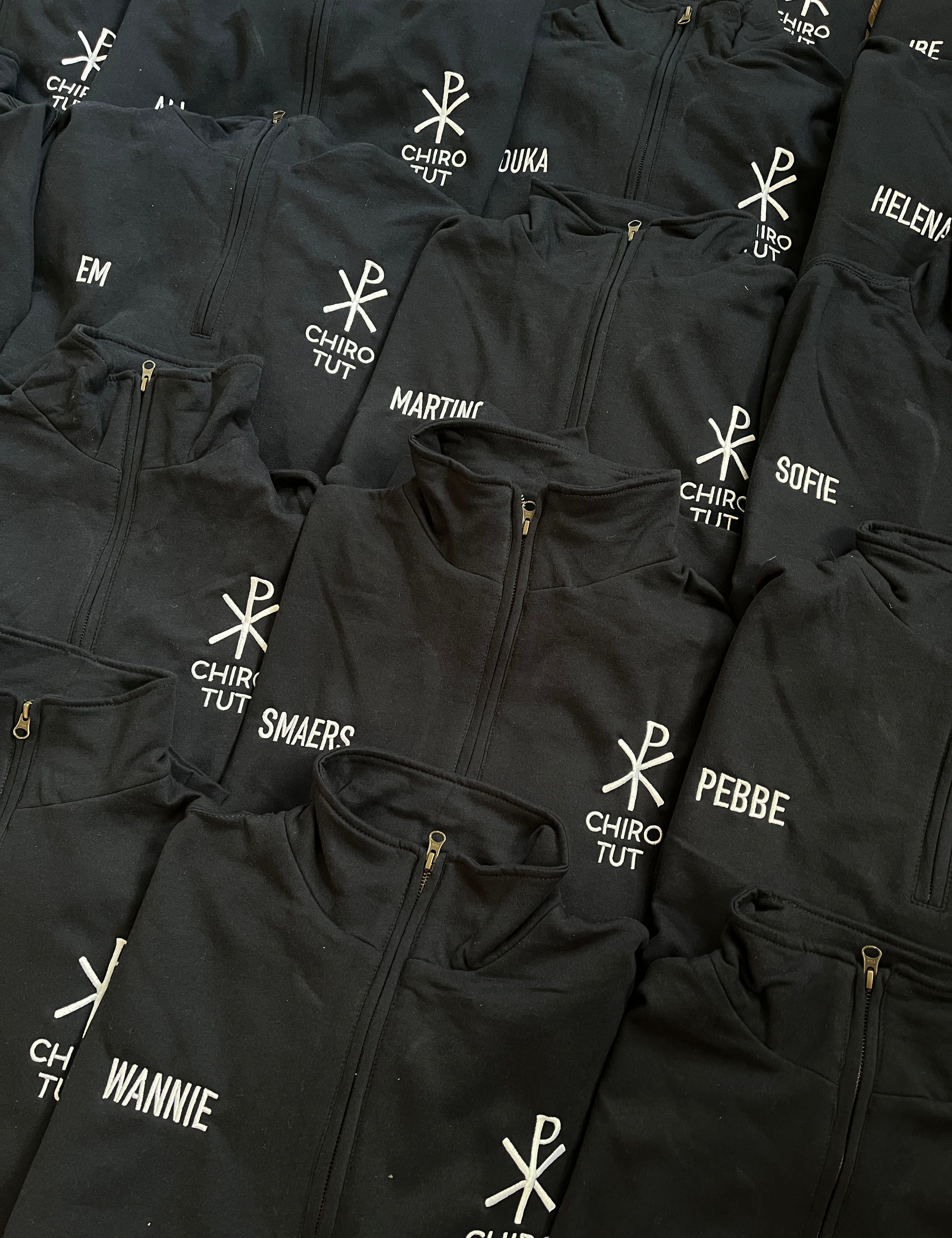 Trui laten maken met een rits. Deze chiro liet truien personaliseren voor hun leiding.