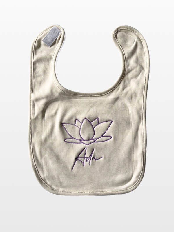 Slabbetje met lotus en de naam Ada