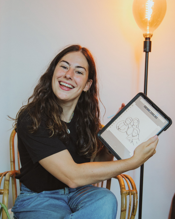 Louise montre un dessin au trait sur sa tablette : voici à quoi ressemble d’abord votre création.