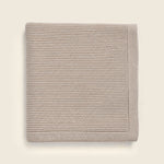 Gebreid babydekentje in de kleur Stone, geborduurd door Tice Nits