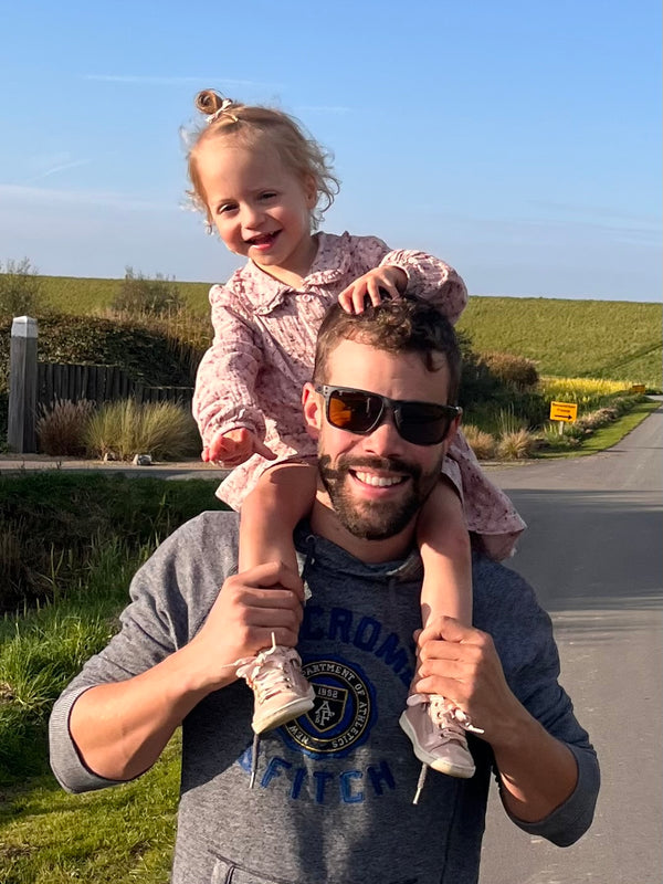Photo d’un papa avec sa petite fille sur les épaules, point de départ pour un dessin