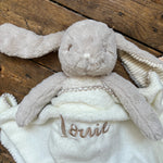 geboorteknuffel personaliseren. Een konijn met de naam van het kindje erop geborduurd.