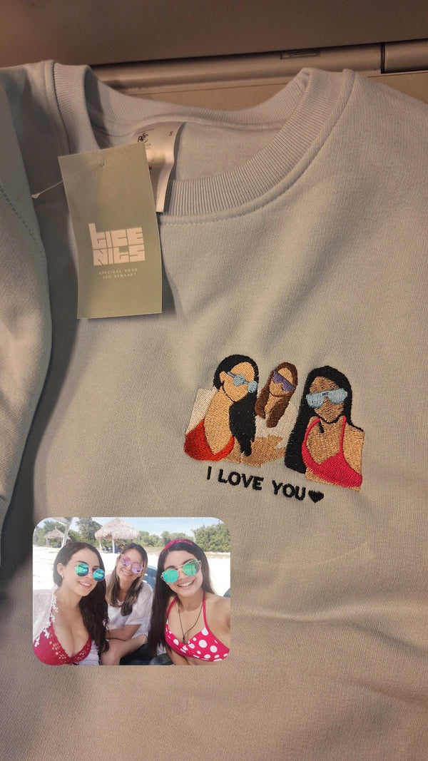 Sweater met ingekleurde tekening van drie vriendinnen, geborduurd door Tice Nits (klantfoto)