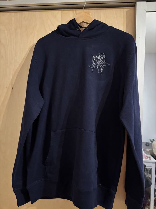 Navy hoodie met kleine lijntekening op de borst, geborduurd door Tice Nits (klantfoto)