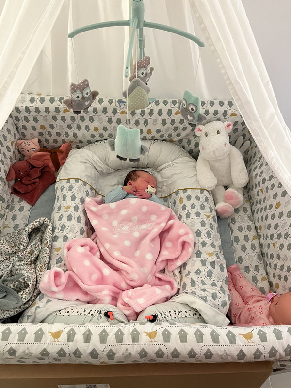 Geborduurd dekentje in een babybedje, geborduurd door Tice Nits (klantfoto)