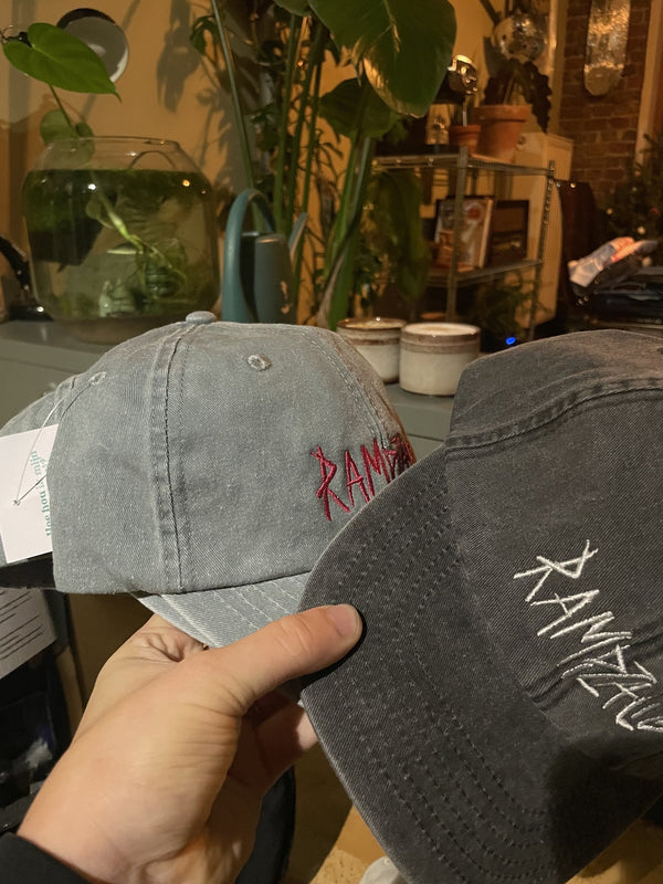 Casquettes vintage grises avec texte brodé, broderie Tice Nits (photo client)
