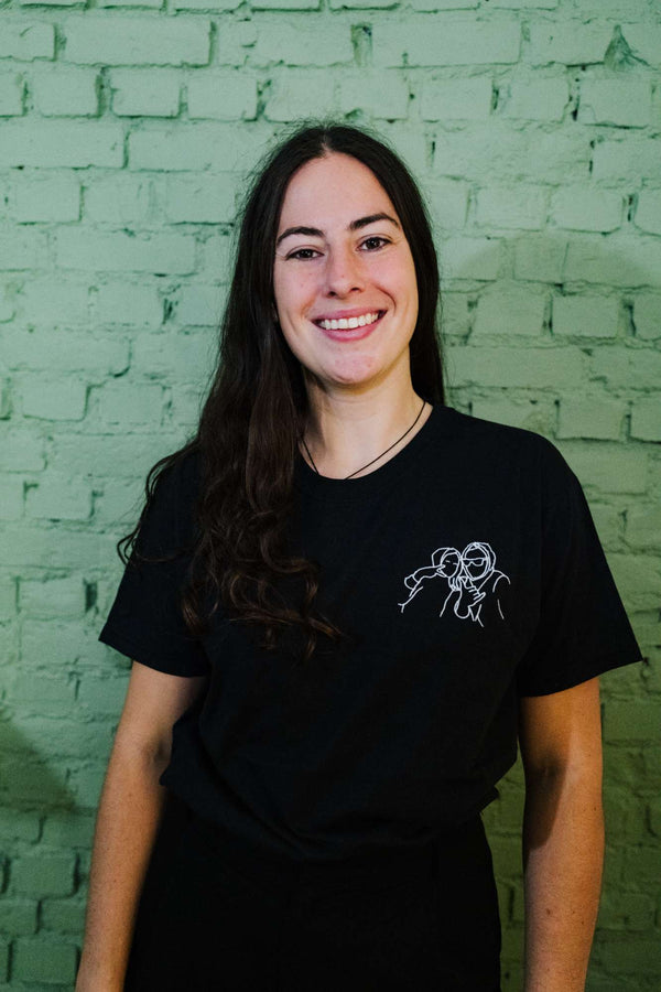 Zwart T-shirt met geborduurde lijntekening, gedragen