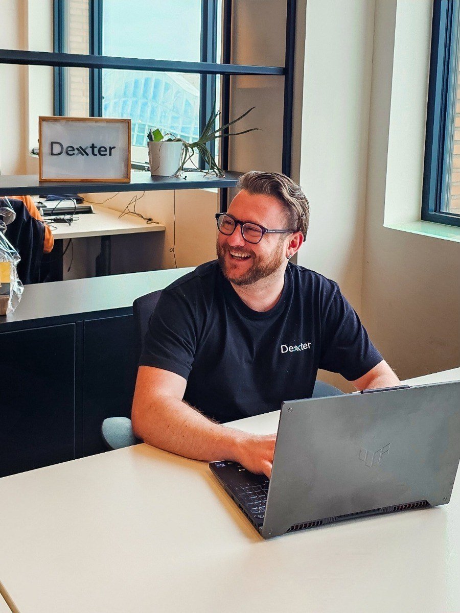 Dexxter employee in a navy t-shirt with embroidered logo
