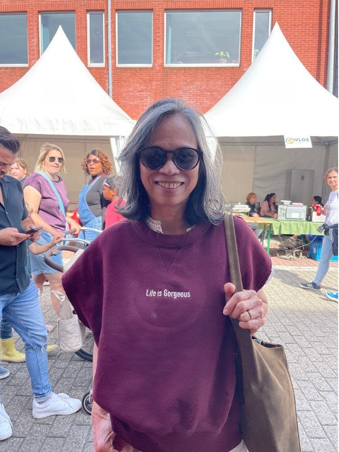 Lachende klant in een bordeaux T-shirt met tekst