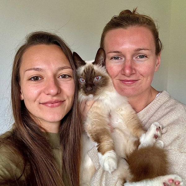 Foto van een koppel met hun kat