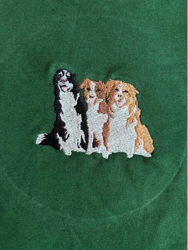 Drie ingekleurde honden van dichtbij