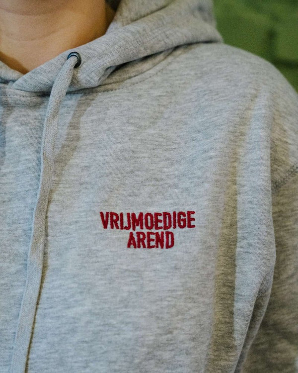 Grijze hoodie met rode tekst Vrijmoedige Arend