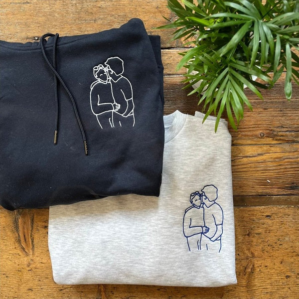 Navy en grijze hoodie met lijntekening van een koppel