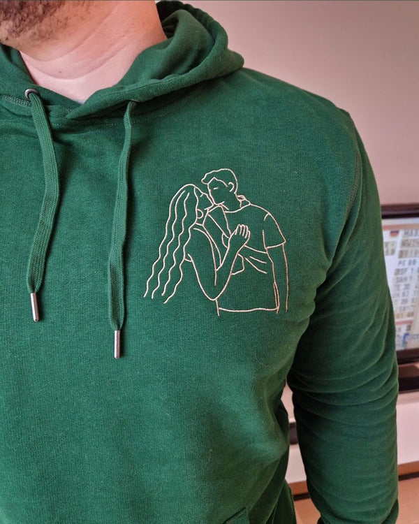Groene hoodie met witte lijntekening van een koppel
