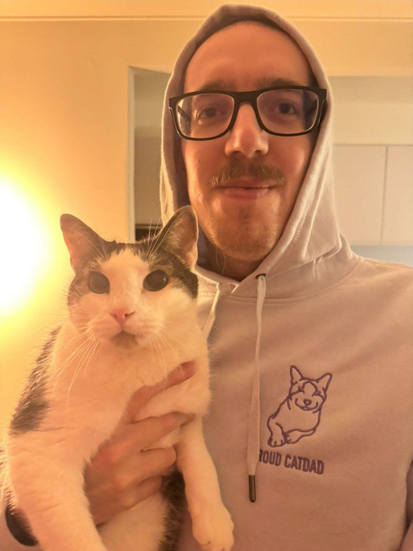 Klant met zijn kat in een hoodie met PROUD CATDAD