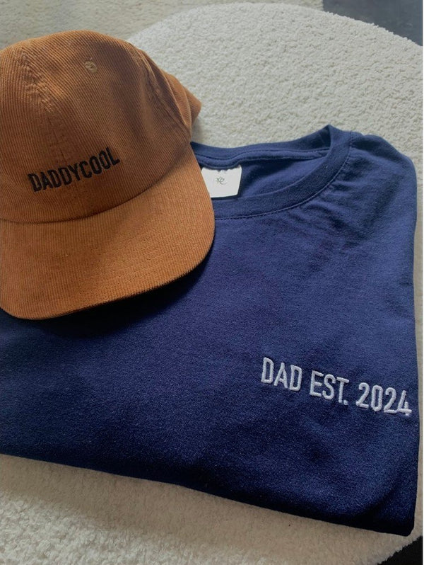 Navy T-shirt DAD EST. 2024 met bruine pet DADDYCOOL