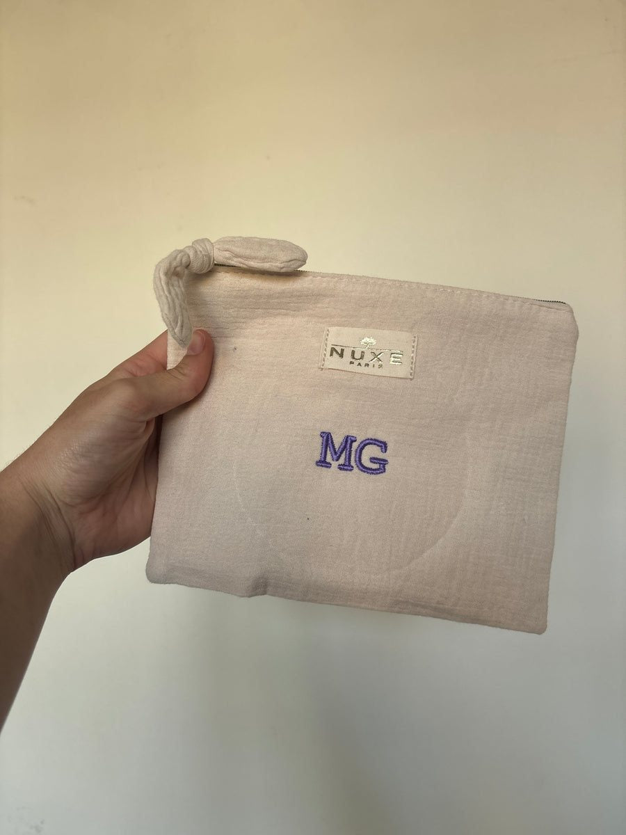 Roze zakje met geborduurde initialen MG