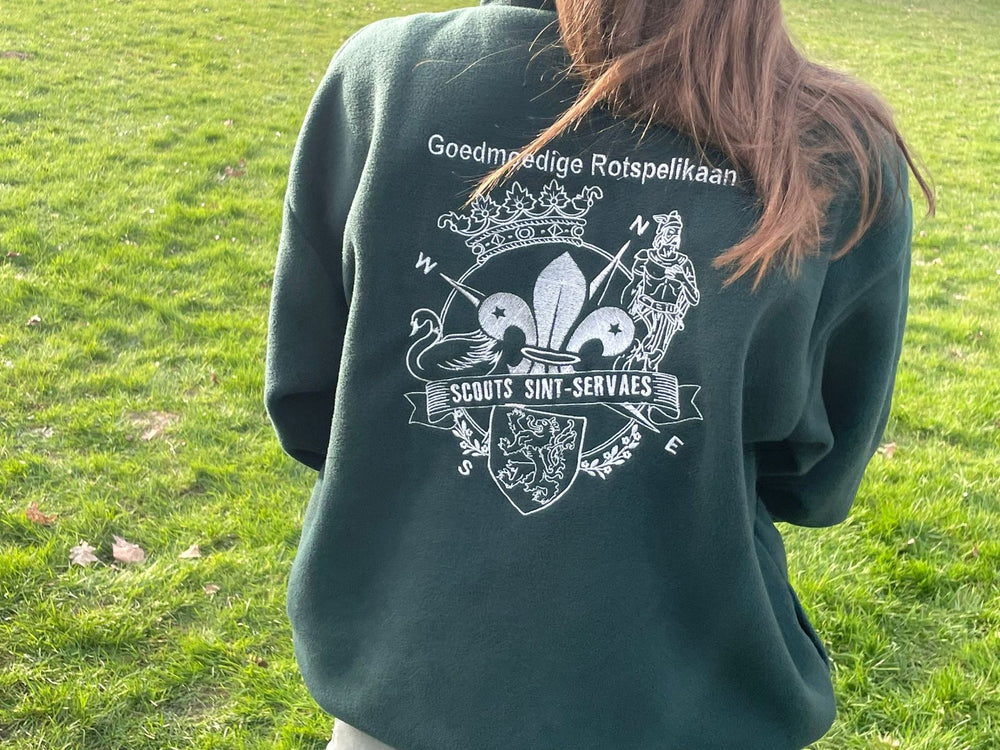 Gros plan d'un logo brodé au dos d'une veste en polaire