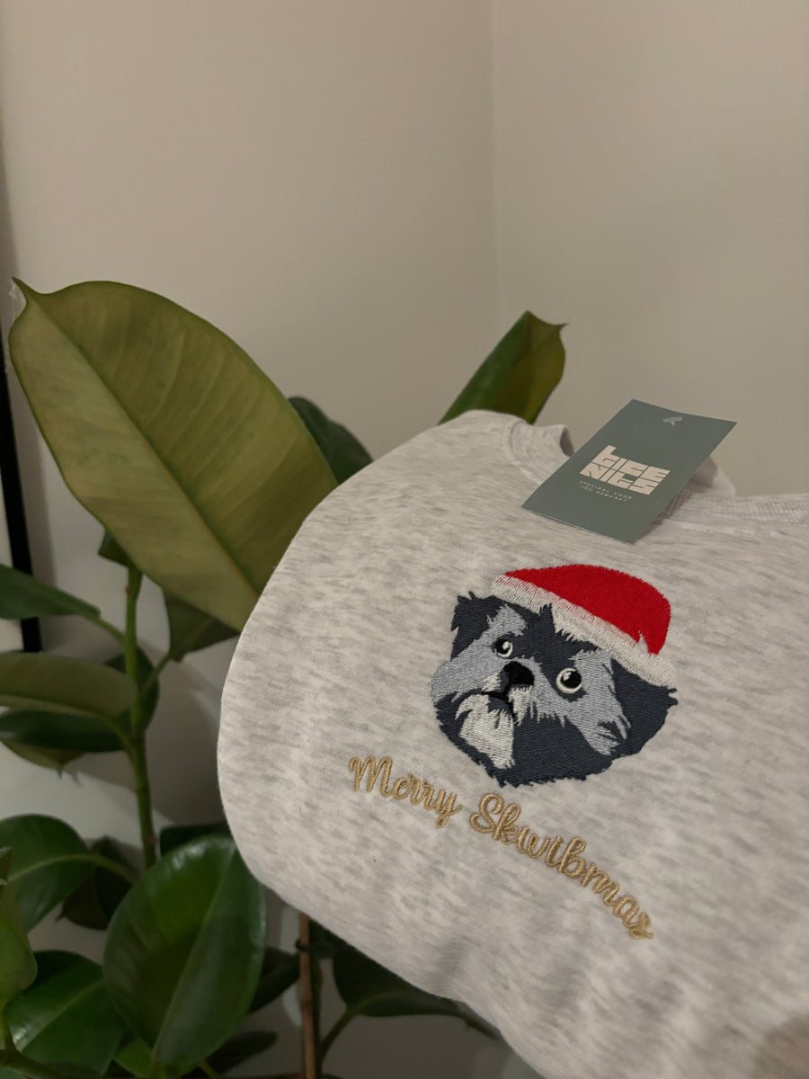 Grijze trui met een geborduurde hond met kerstmuts