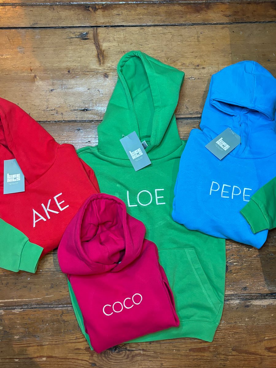 Kinderhoodies in vier kleuren met geborduurde namen