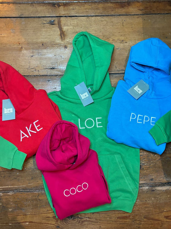 Kinderhoodies in vier kleuren met geborduurde namen