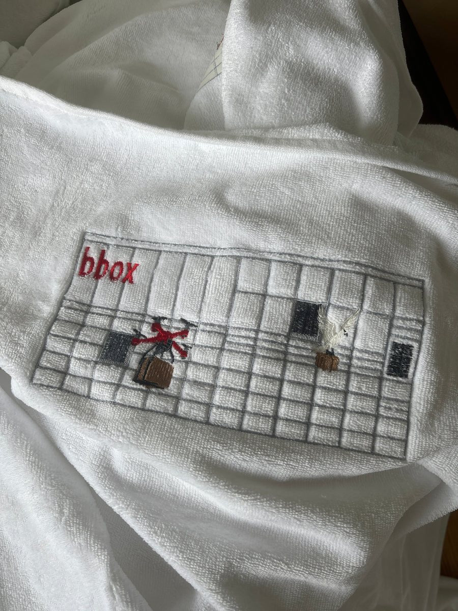 Witte handdoek met een geborduurd bpost-ontwerp