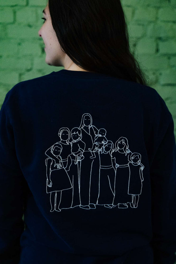 Sweater met kindertekening, gedragen
