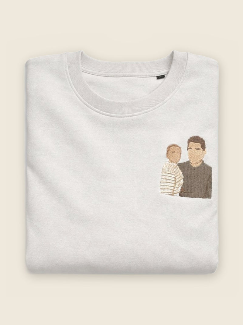 Sweat-shirt blanc avec un portrait brodé et coloré d'un papa et son enfant