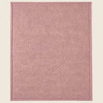 Gebreid babydekentje in Oud roze, plat open gelegd, nog zonder borduring