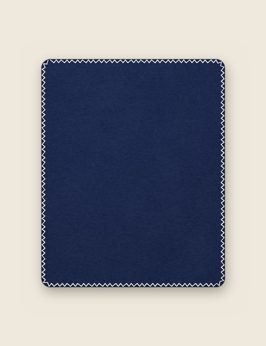 Luxe fleecedeken in de kleur Navy & wit, nog zonder borduring