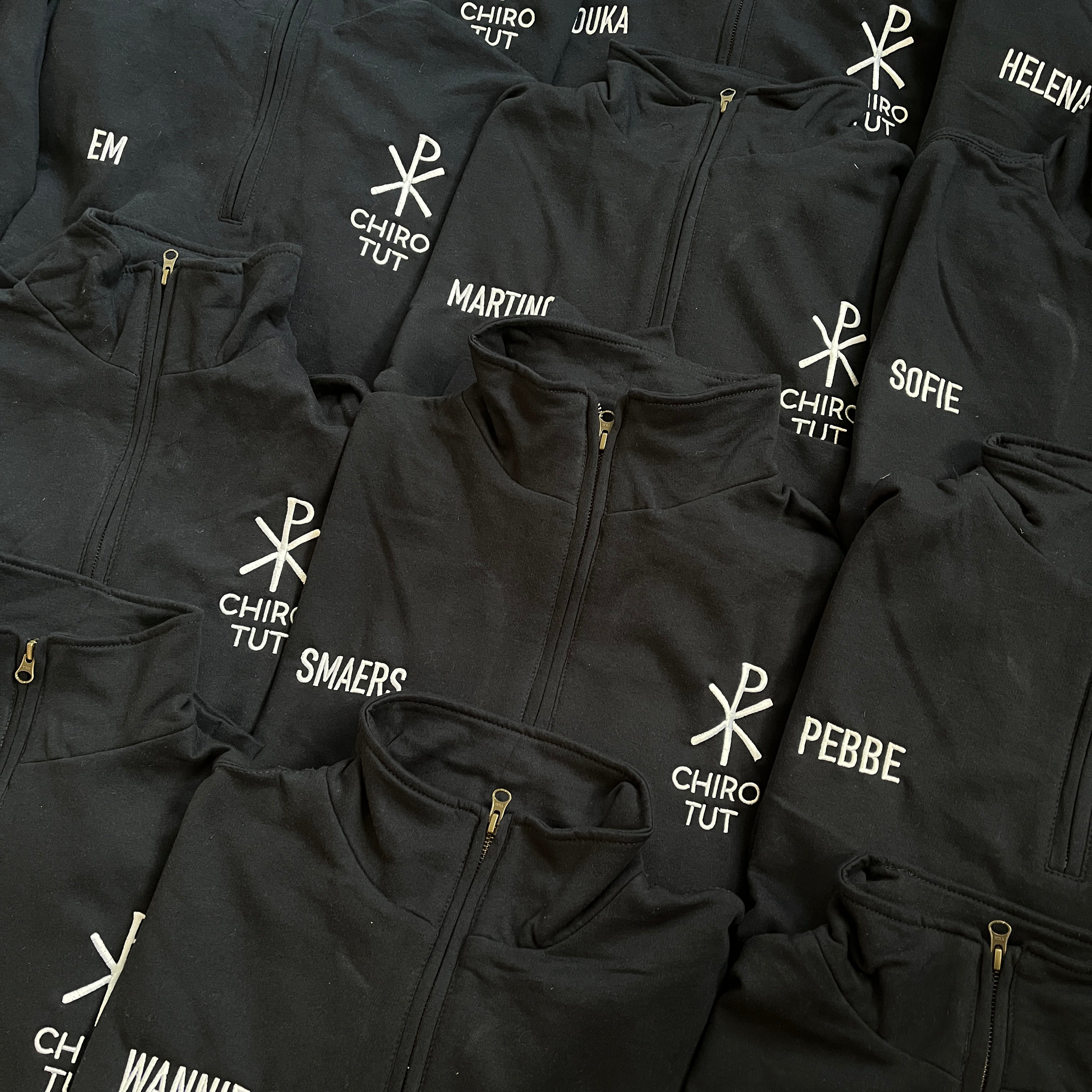 Trui laten maken met een rits. Deze chiro liet truien personaliseren voor hun leiding.